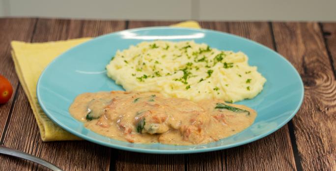 pollo cremoso con espinacas y tomate