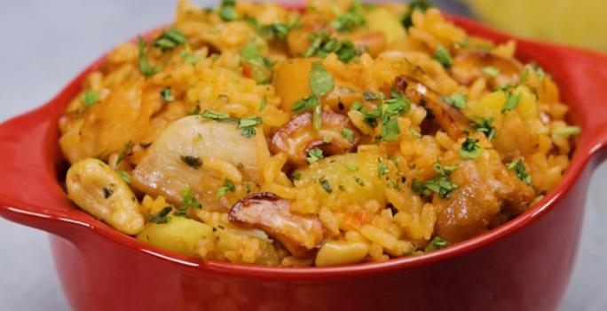 arroz con pollo y piña