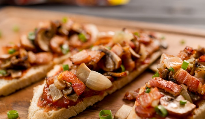 Tostadas de tocino, cebolla y champiñones