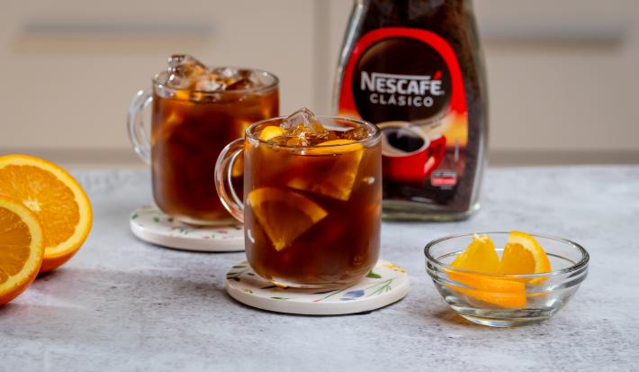 café frío con naranja