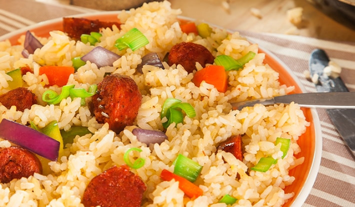 Arroz con chorizo y vegetales