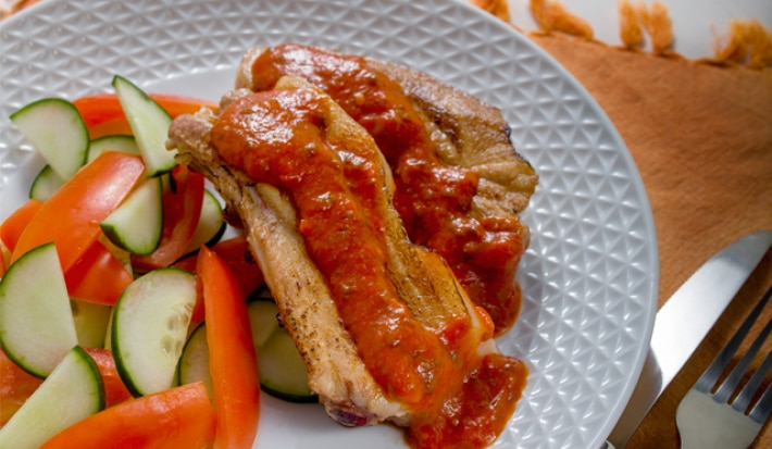 Costilla asada y guisado con Salsa de Tomate Tres Quesos MAGGI