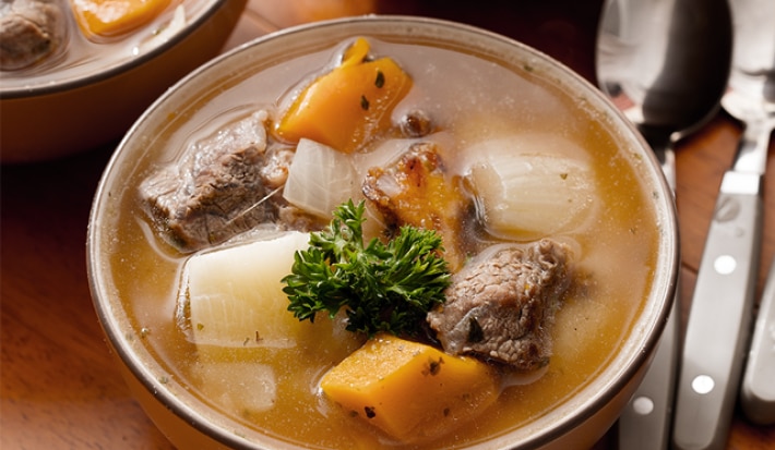 Sopa de carne con plátano