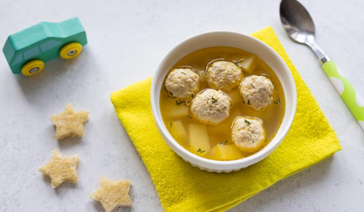 Caldo de albóndigas de pescado