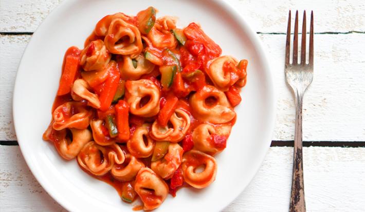 Tortelini a la crema de tomate y tocino