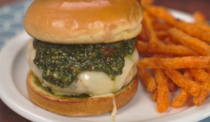 HAMBURGUESA CON POLLO AL PESTO