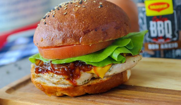 Hamburguesa de Pollo BBQ con Cebolla Caramelizada