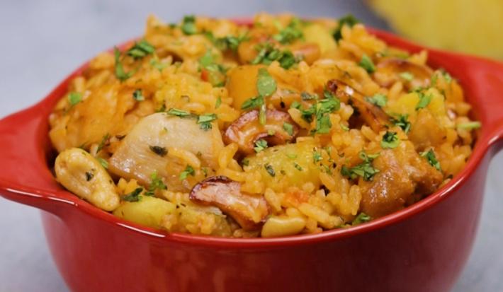 arroz con pollo y piña