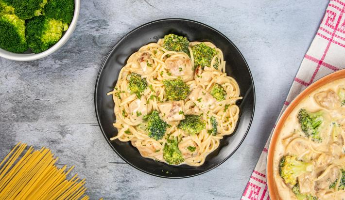 pasta con pollo en salsa blanca