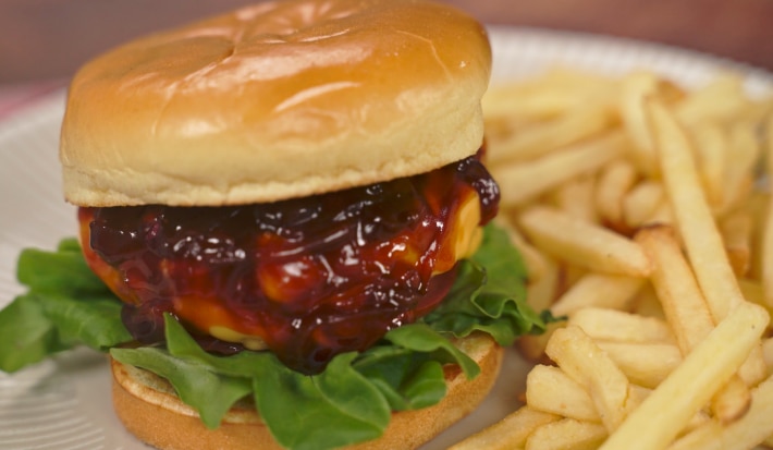 Hamburguesa de pollo bbq con cebolla caramelizada