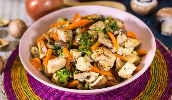 Dados de Pollo con Vegetales