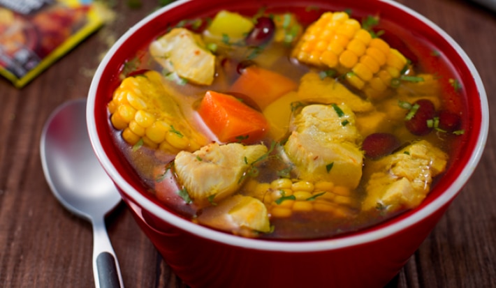 Sopa de pollo con verduras y frijoles rojos