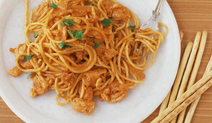 pasta con pollo guisado