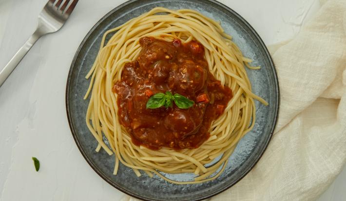 Albóndigas de Quínoa y Porotos Negros con Salsa Bolognesa Veggie