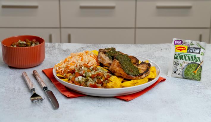 Chuletas con tajadas y chimichurri