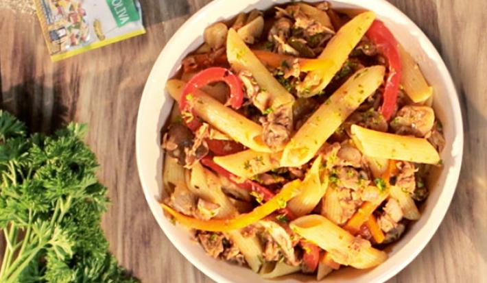 Pasta con vegetales salteados y atún