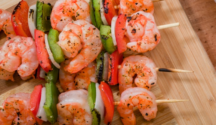 Brochetas de camarón con pimientos al ajo y cebolla