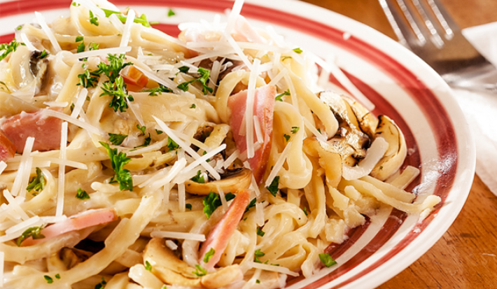 Pasta con crema de hongos y jamón